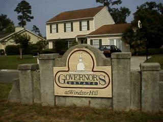 Governor's Estate entrance in Windsor Hill Plantation